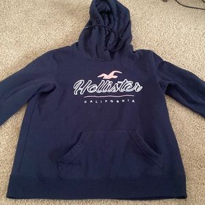 Hollister Sweatshirt 💙
Size || Medium 
Color || Dark Navy Blue